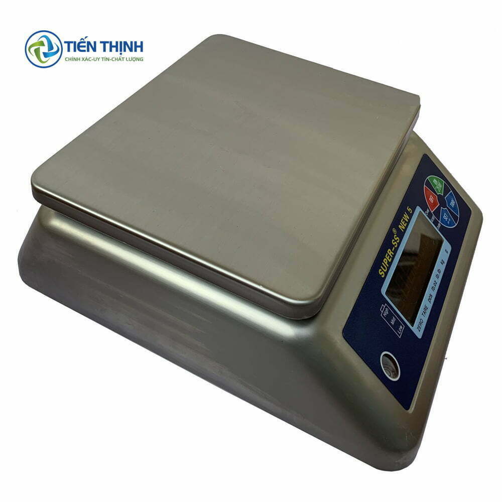 Cân điện tử mặt inox vuông vắn, thiết kế hiện đại, dùng trong gia đình.