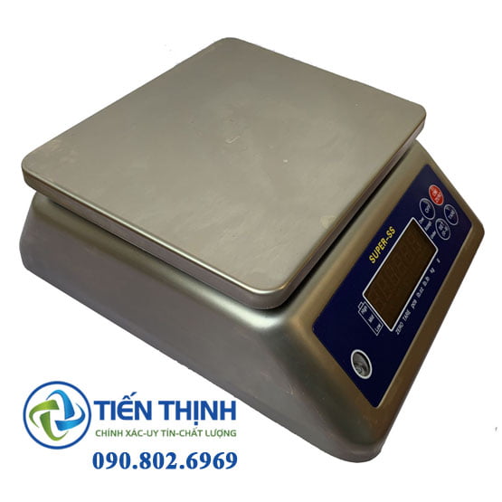 Cân điện tử mặt bàn inox sáng bóng, hiển thị số rõ ràng.
