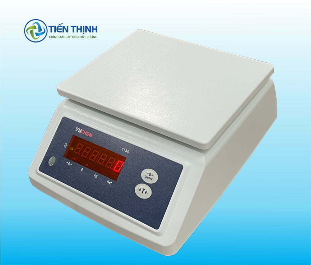 Cân điện tử YuXinen KT10 màu trắng, hiển thị số đỏ rõ ràng.