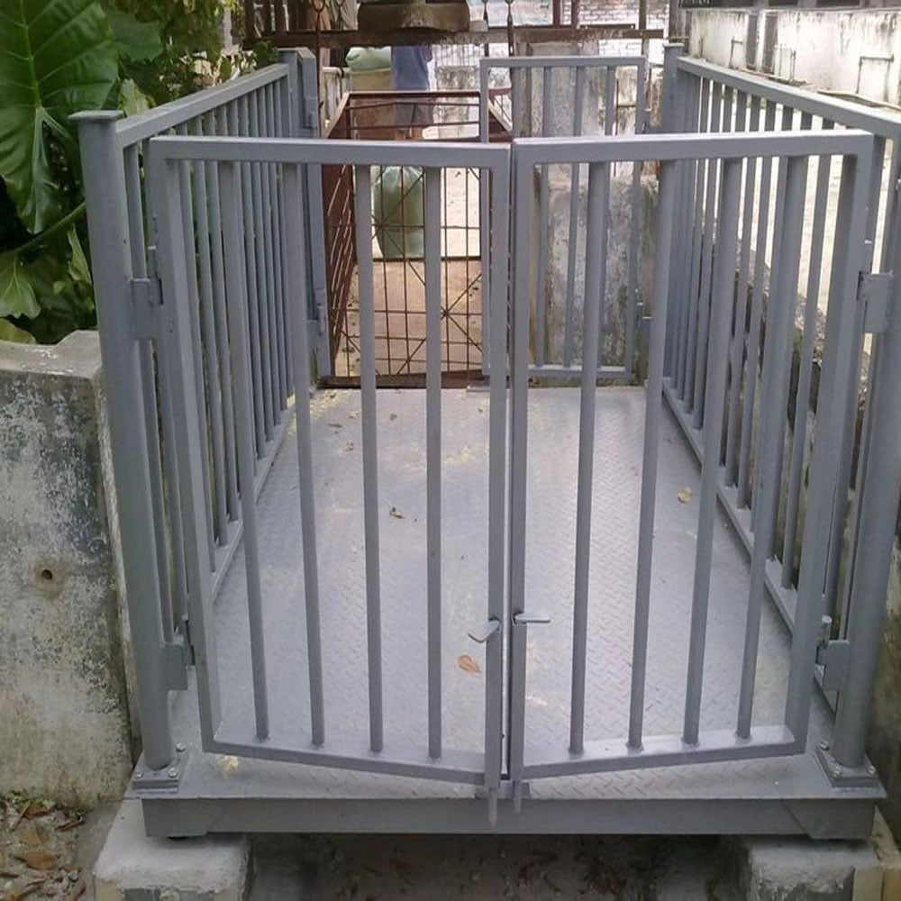 Cổng sắt màu xám chắn trước một hố ga hình vuông.