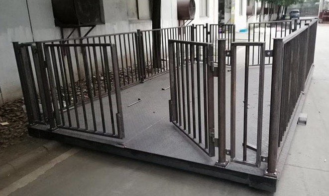 Cổng kim loại màu nâu gỉ sét, chắn lối đi vào khu vực công cộng.