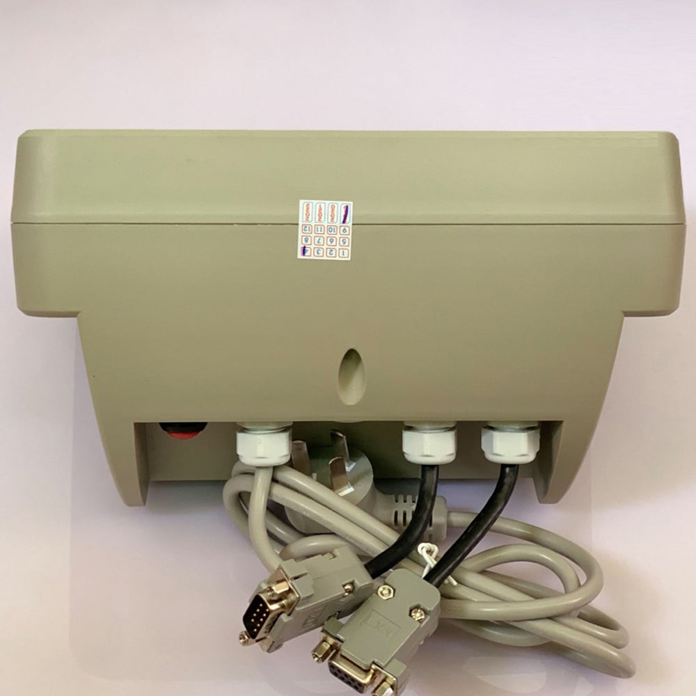 Thiết bị điện tử màu xám với các cổng kết nối và dây cáp.