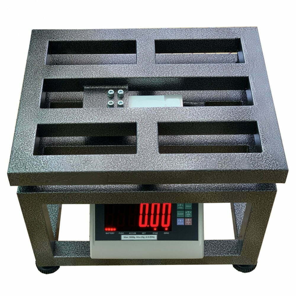 Cân điện tử công nghiệp với khung kim loại chắc chắn, hiển thị số rõ ràng.