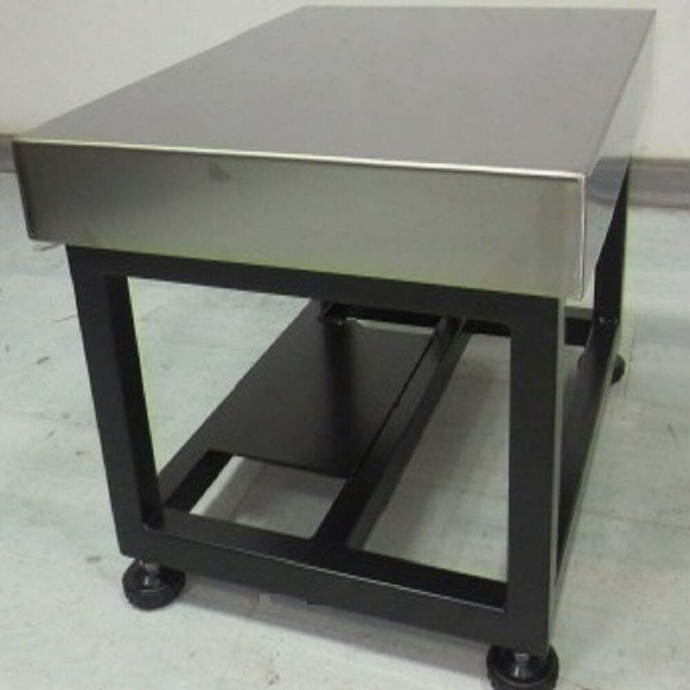 Bàn inox công nghiệp đơn giản, có ngăn để đồ bên dưới.