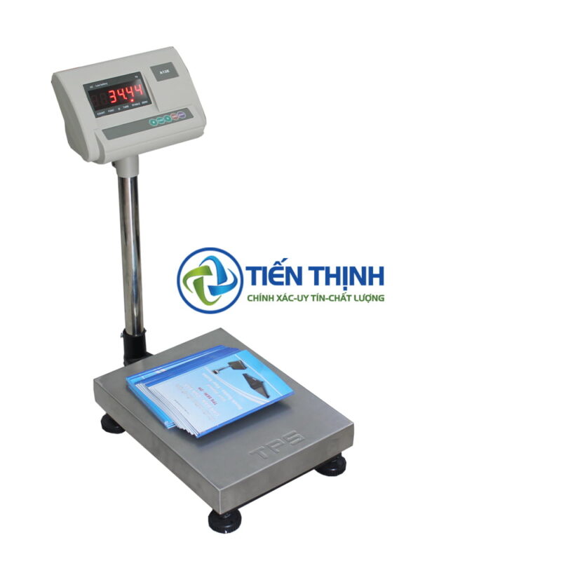 Cân điện tử công nghiệp với màn hình hiển thị số, dùng trong kho hàng.