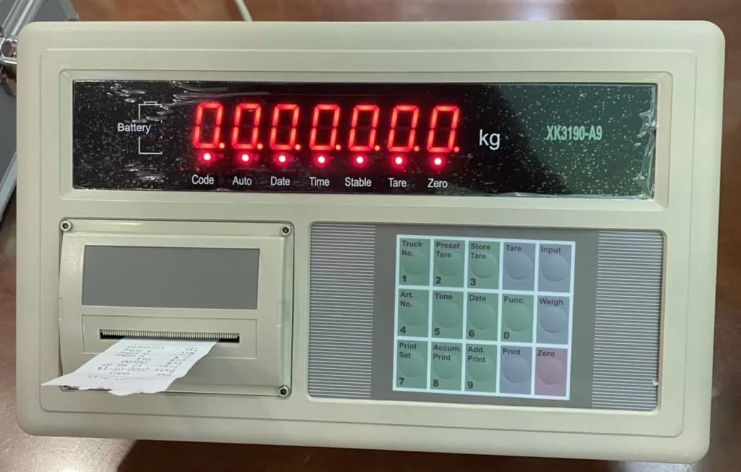 Cận cảnh màn hình cân điện tử hiển thị số 0.000.000.0 kg.