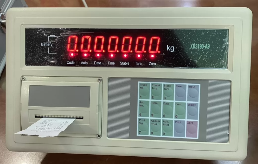 Cận cảnh màn hình cân điện tử kỹ thuật số hiển thị số 0.