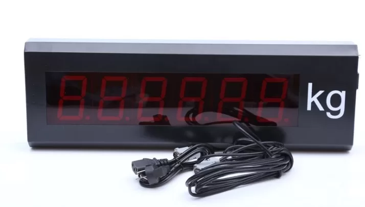 Đồng hồ số LED lớn hiển thị số 8 màu đỏ nổi bật trên nền đen.