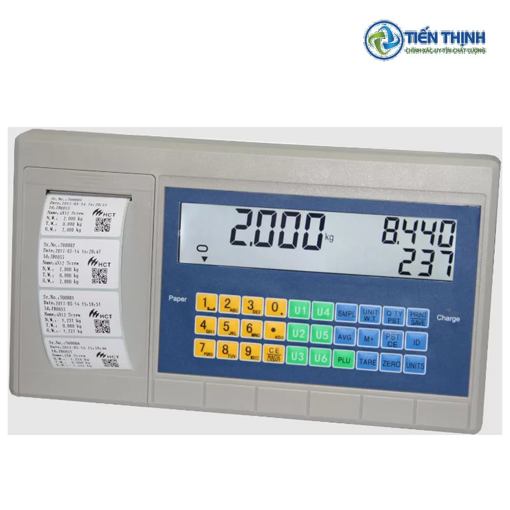 Cận cảnh màn hình cân điện tử với các phím bấm màu sắc.