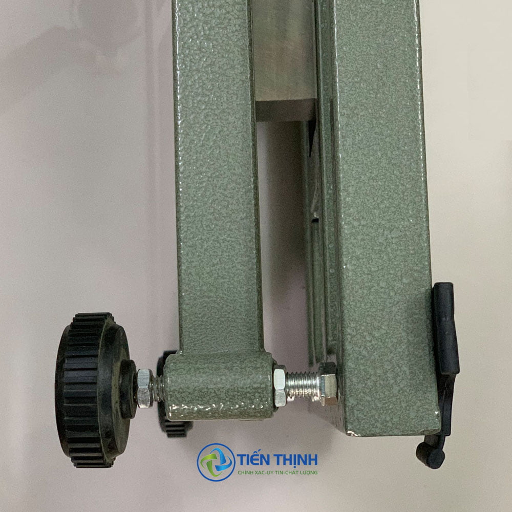 Bộ phận nâng hạ màu xanh lá, có bánh răng và tay quay.