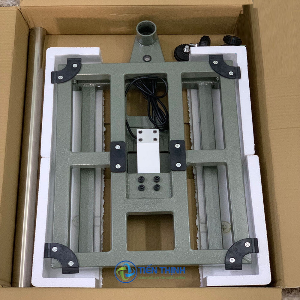 Khung kim loại màu xám, trắng trong hộp carton, có dây điện.