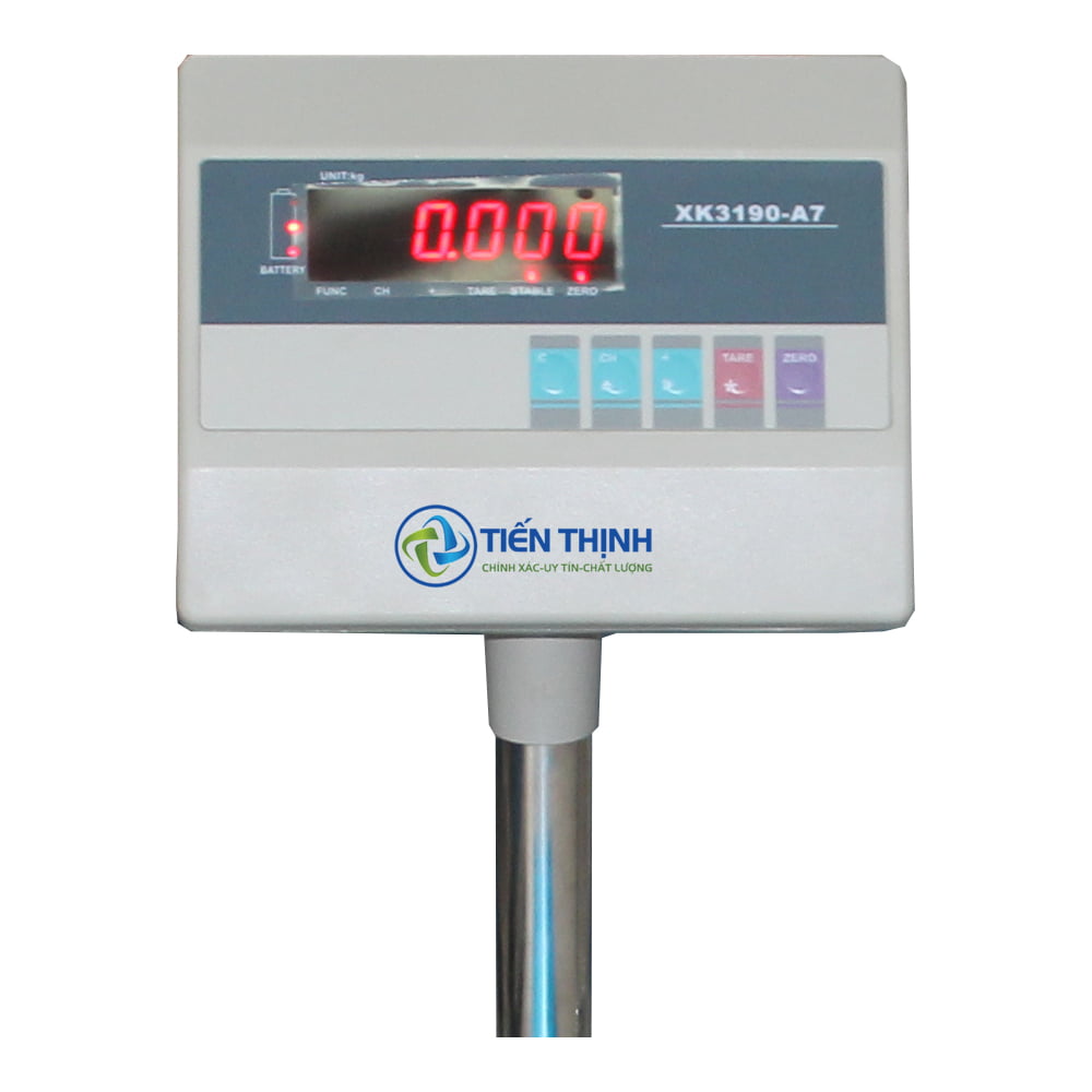 Màn hình cân điện tử XK3190-A7 màu trắng, hiển thị số đỏ rõ ràng.
