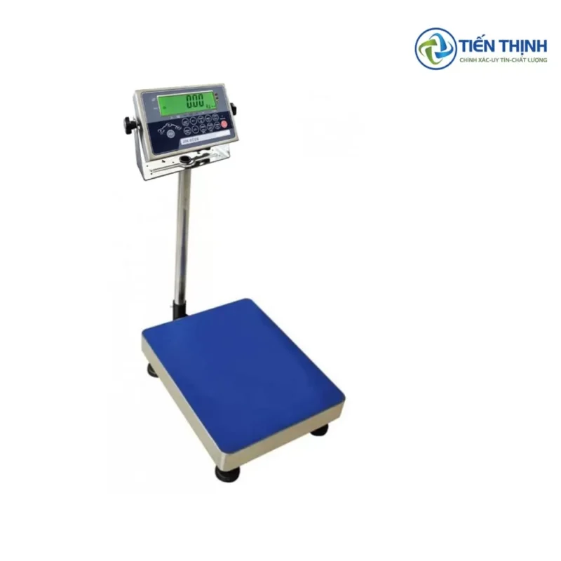Cân điện tử cột inox với mặt cân vuông màu xanh, hiển thị số rõ ràng.