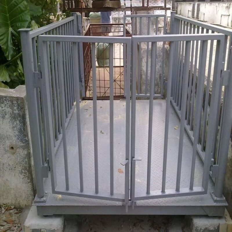 Cổng sắt màu xám, thiết kế đơn giản, dùng để ngăn cách không gian.