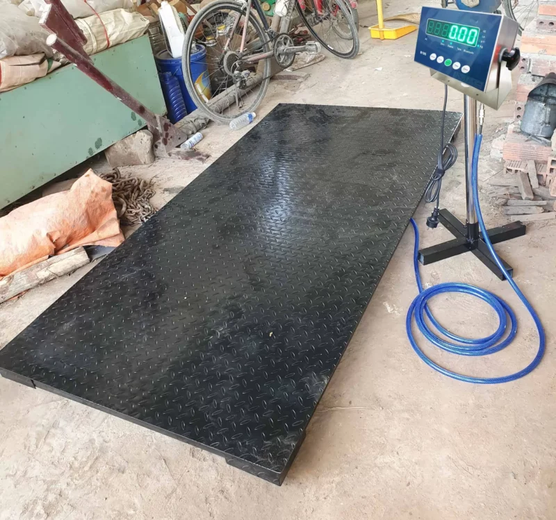 Cân điện tử sàn lớn dùng trong công nghiệp, có màn hình hiển thị.