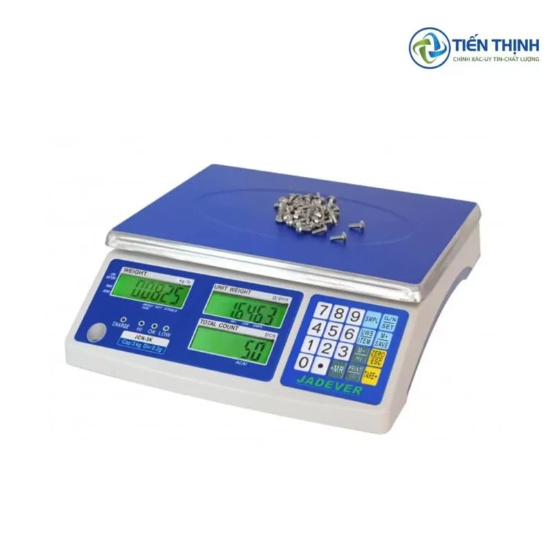Cân đếm điện tử Jadever với bàn cân vuông vức, hiển thị số rõ ràng.