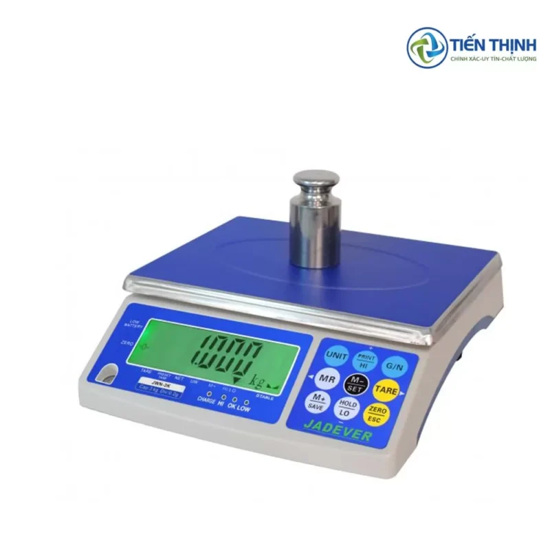 Cân điện tử Jadever màu xanh dương với quả cân inox sáng bóng.