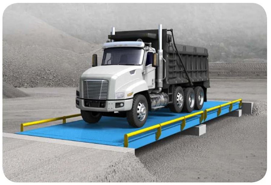 Xe tải ben màu trắng đỗ trên cân tải trọng lớn màu xanh lam.