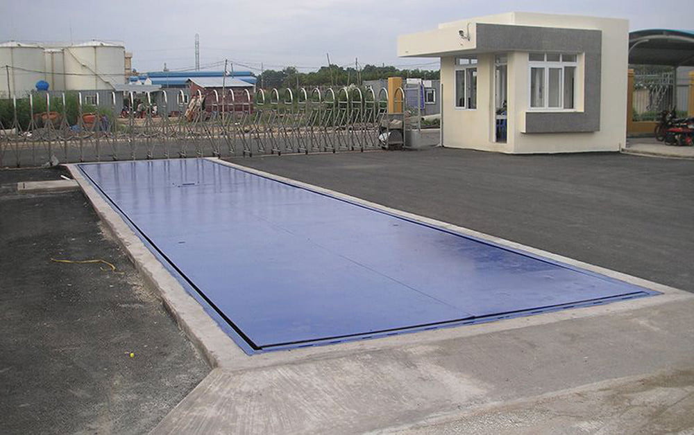 Cân điện tử công nghiệp lớn đặt ngoài trời, khu vực nhà máy.