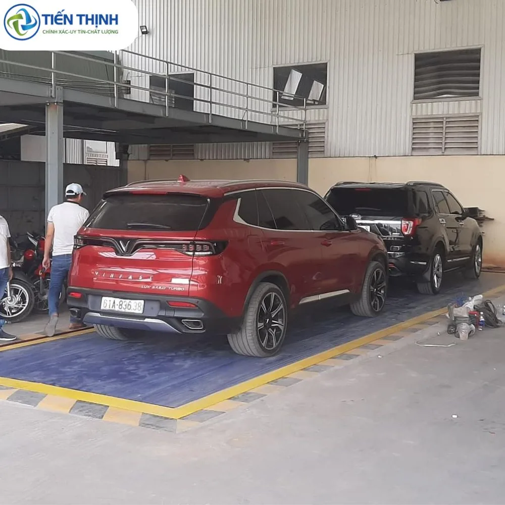 Ô tô đỏ VINFAST được rửa xe tại trung tâm dịch vụ Tiến Thịnh.