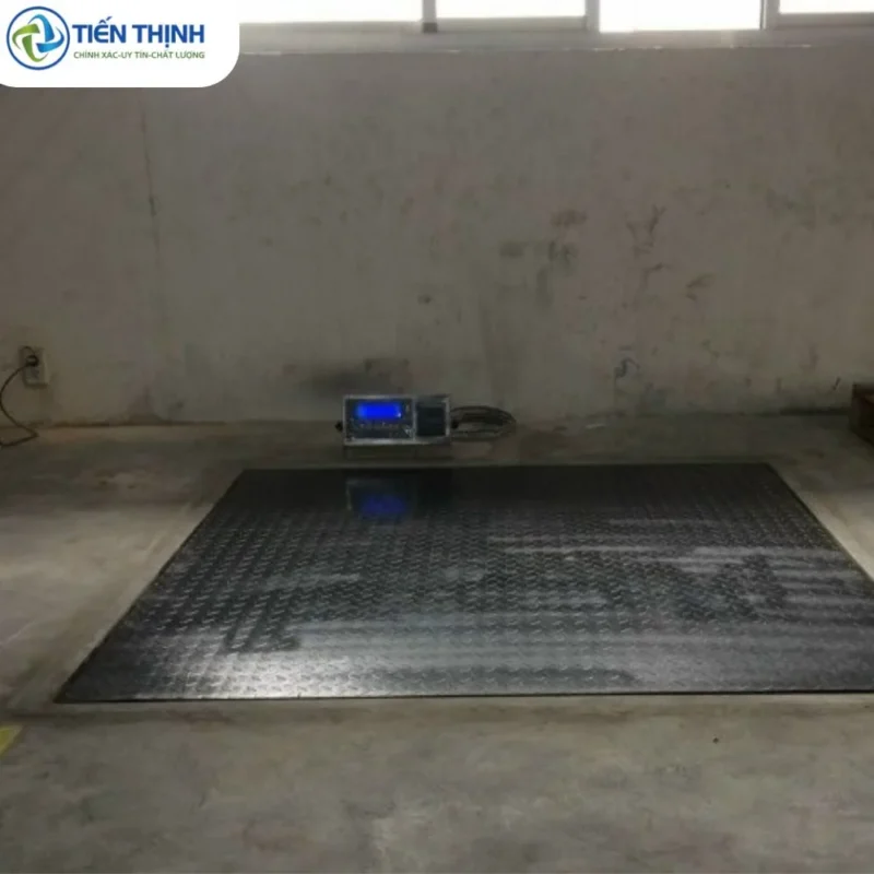 Cân điện tử công nghiệp lớn đặt trong nhà kho, sàn bê tông.
