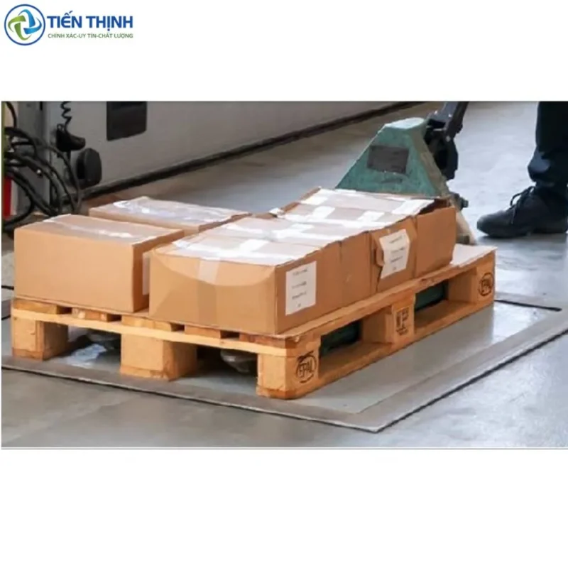 Pallet hàng hóa được cân trên cân điện tử trong kho.