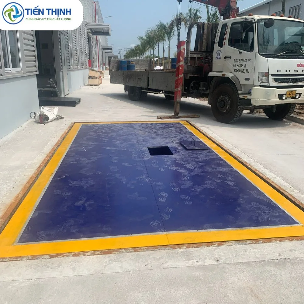 Cân điện tử ngoài trời, xe tải đang chuẩn bị lên cân để đo trọng lượng.