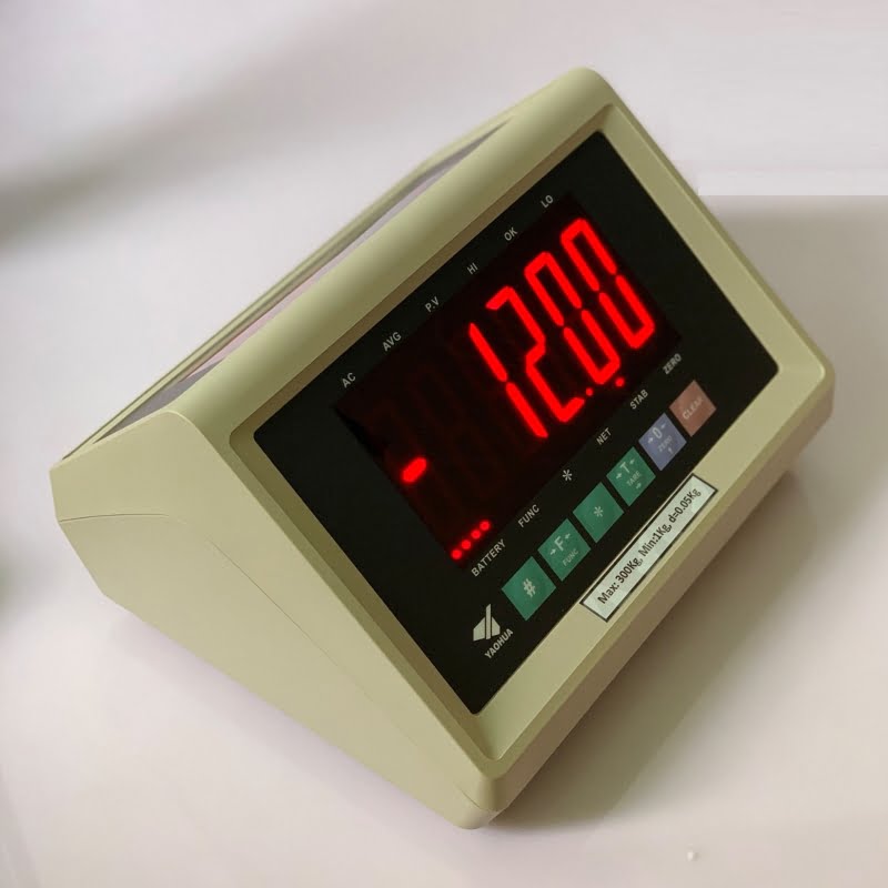 Cân điện tử hiển thị số 1200, vỏ màu kem, thiết kế vuông vắn.