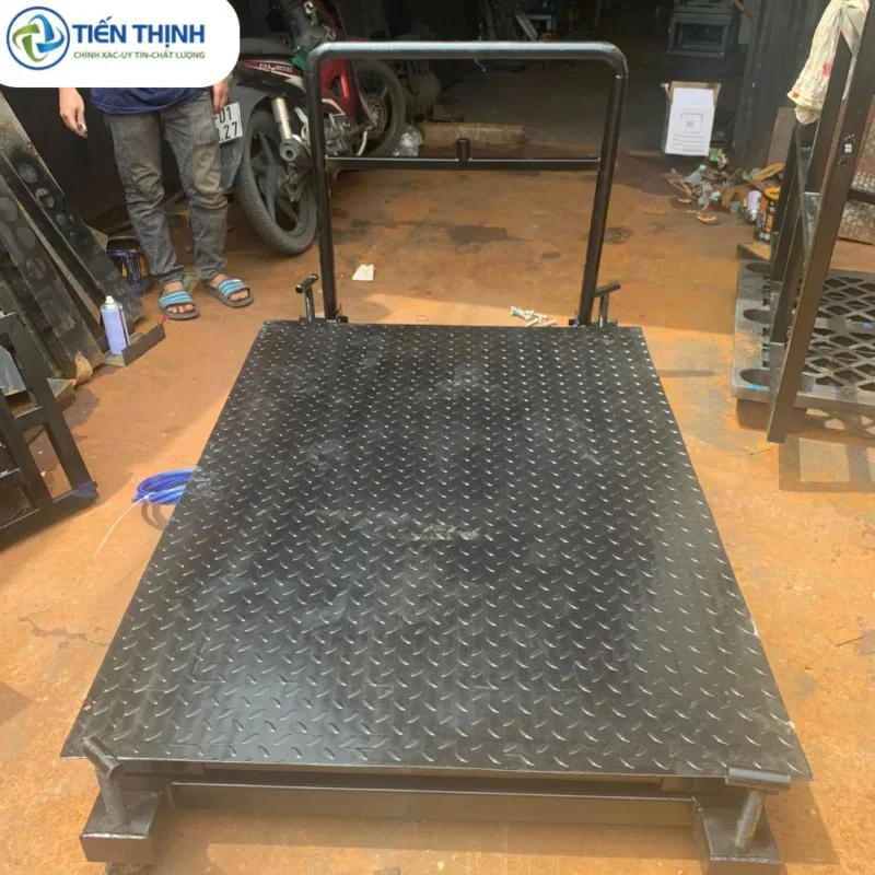 Cân điện tử nền đen, dùng trong công nghiệp, kho bãi.