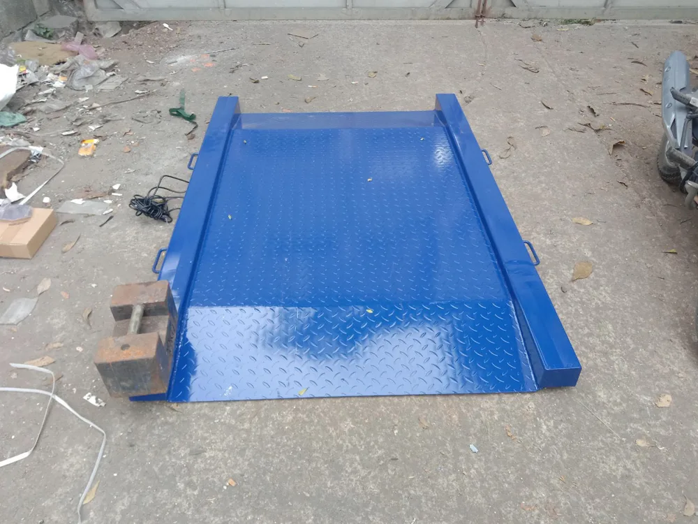 Cân điện tử nền vuông màu xanh dương đặt ngoài trời.