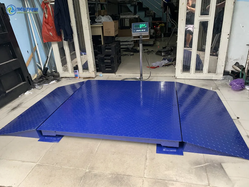 Cân điện tử công nghiệp màu xanh dương, dùng để cân hàng hóa lớn.