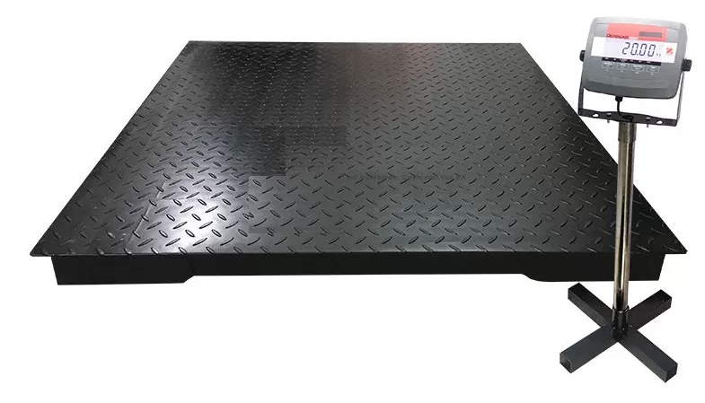 Sàn kim loại màu đen với bề mặt chống trượt, hình dạng chữ nhật.