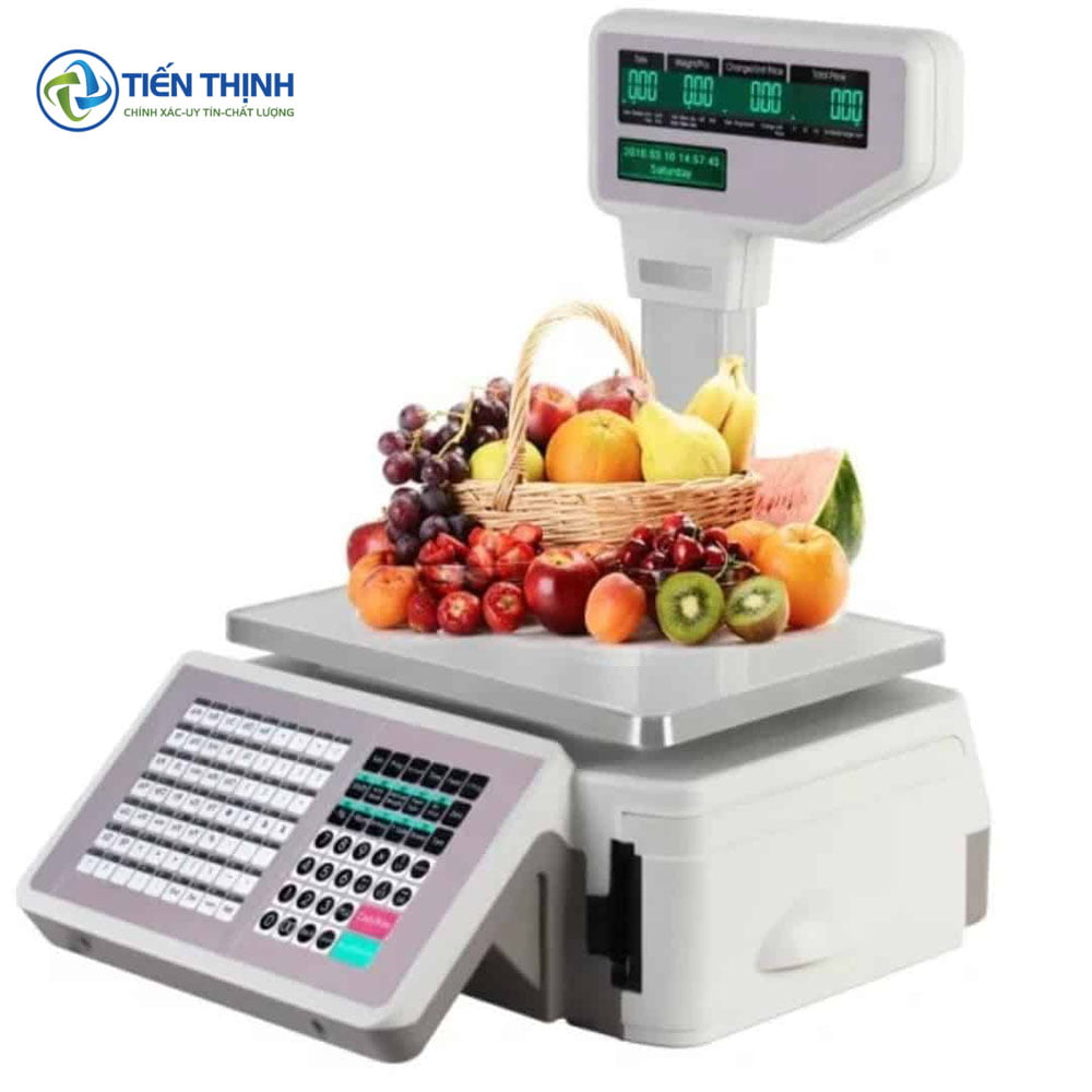 Cân điện tử bày nhiều loại trái cây tươi ngon, màu sắc bắt mắt.