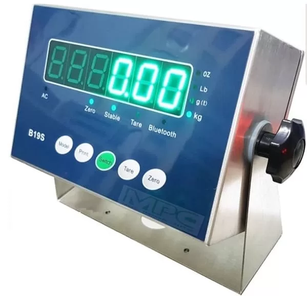 Cân điện tử kỹ thuật số với màn hình LED màu xanh lá cây rõ ràng.