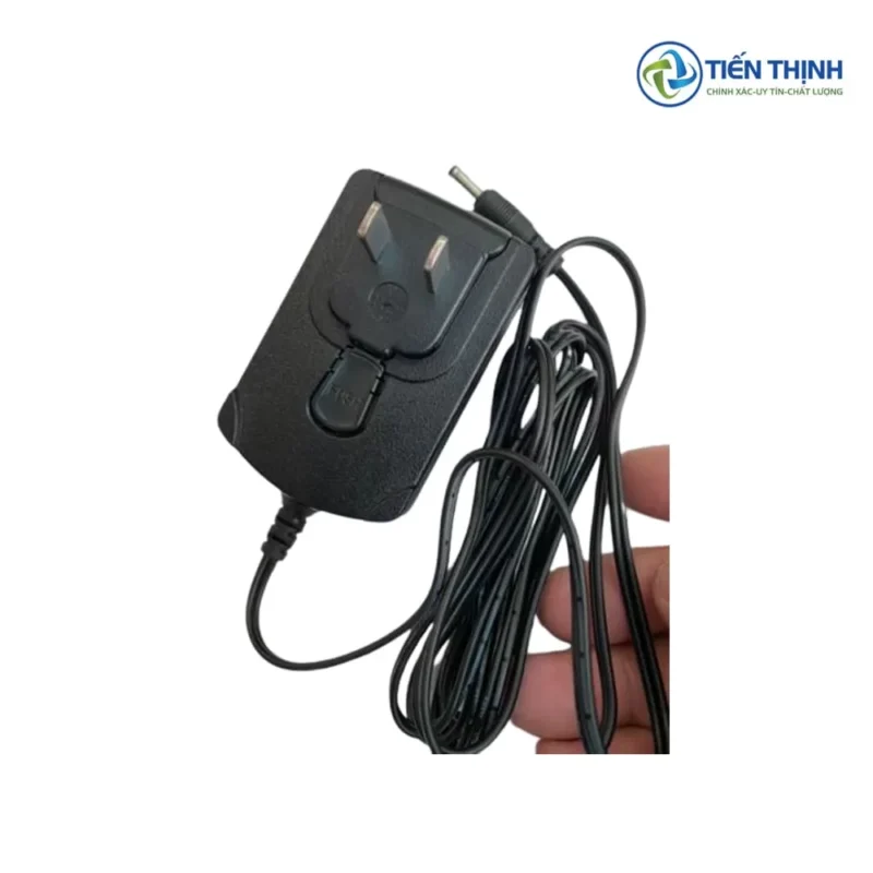 Bộ sạc điện tử màu đen với dây dài, đơn giản, nhỏ gọn.
