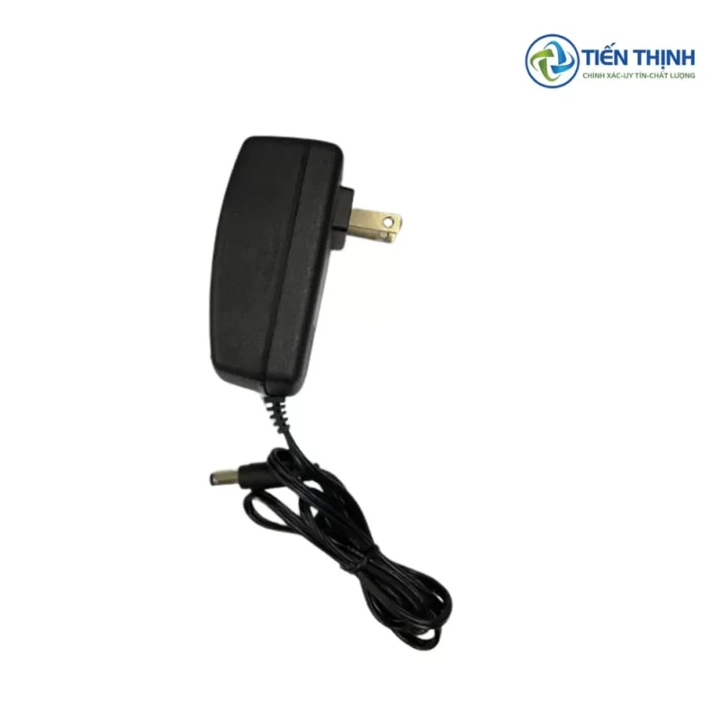 Bộ sạc điện màu đen đơn giản, có phích cắm và dây nguồn.