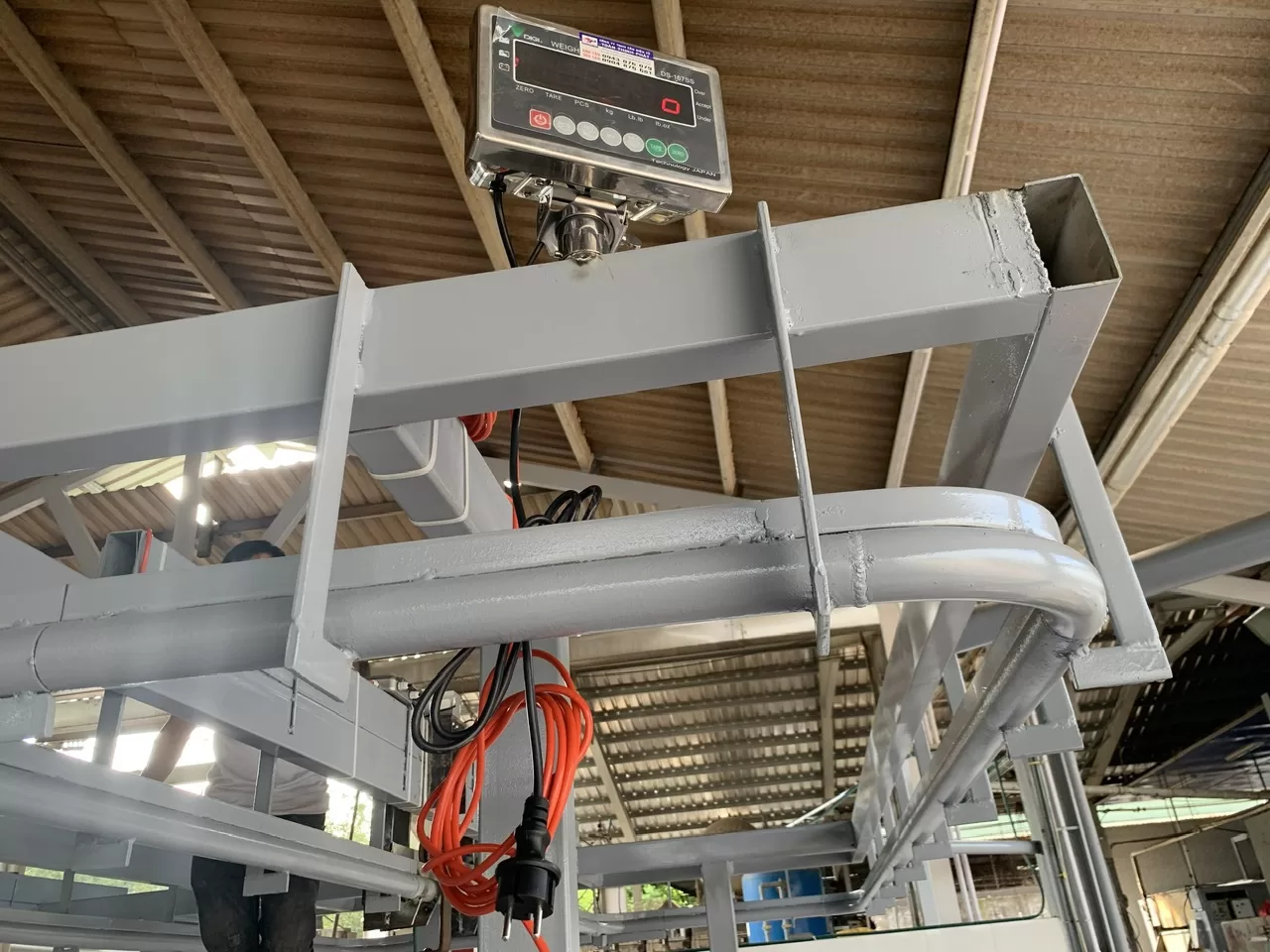 Cân điện tử công nghiệp gắn trên khung thép, dùng trong nhà xưởng.