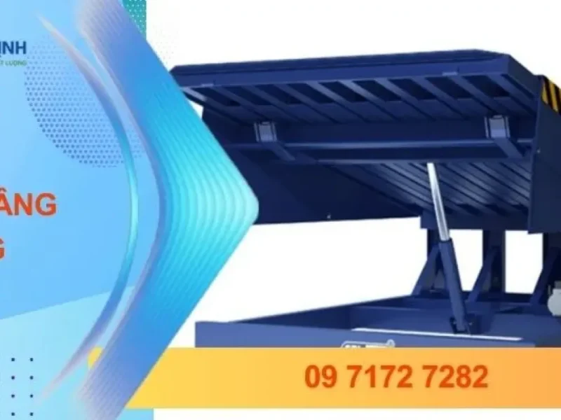 Nâng hạ hàng hóa bằng bàn nâng thủy lực màu xanh dương.