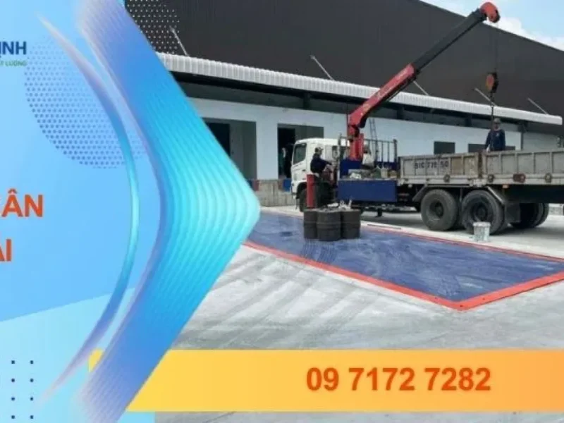 Xe tải và cần cẩu đang làm việc tại một công trường xây dựng.