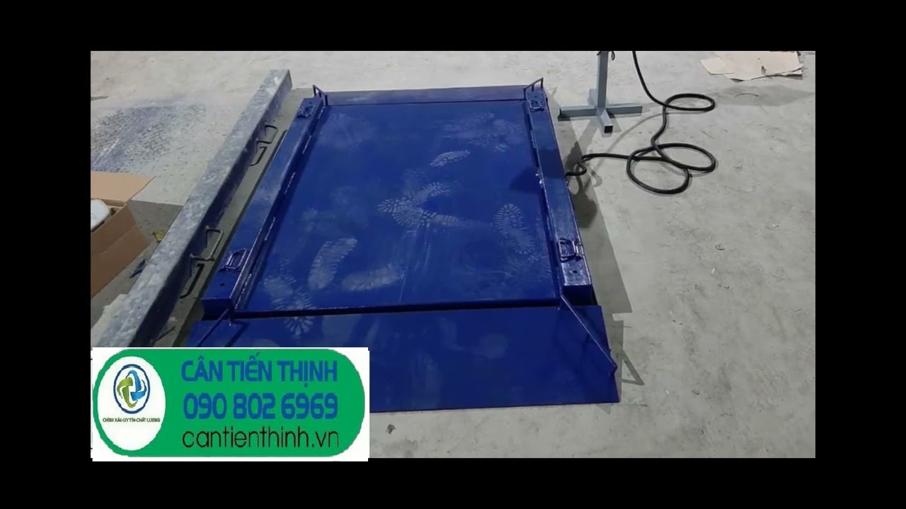 Cân điện tử công nghiệp màu xanh dương, thiết kế chắc chắn, hiện đại.